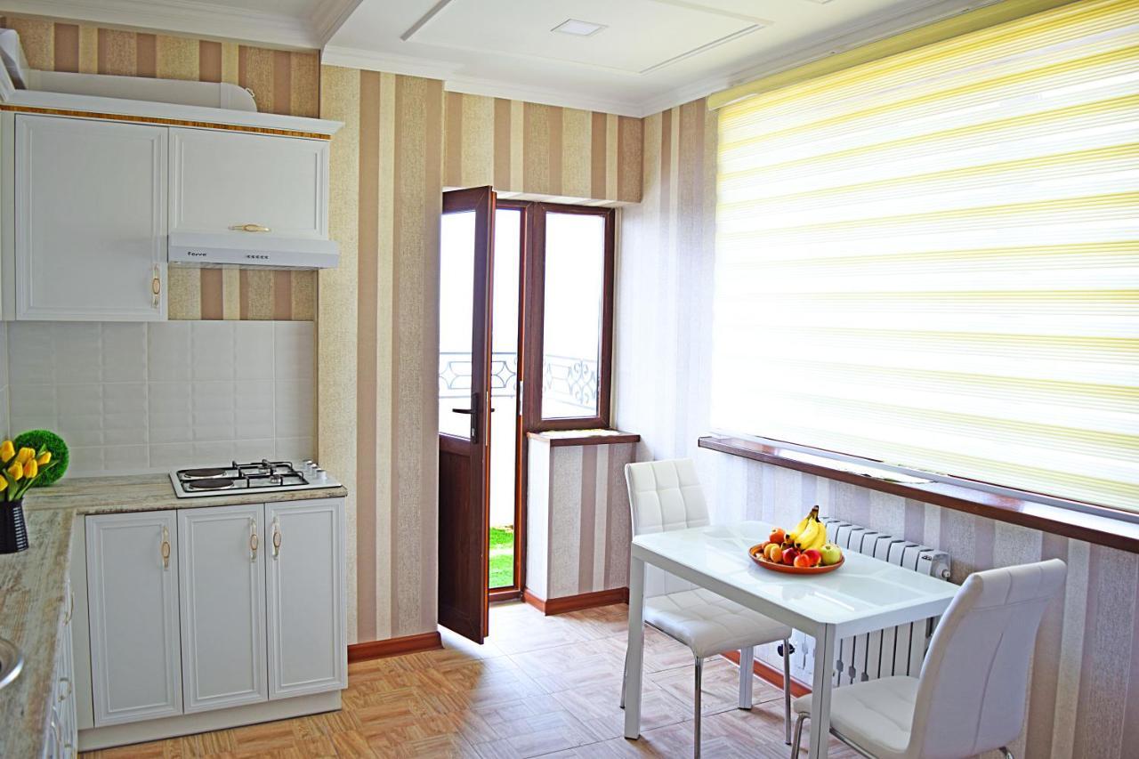 Bishkek Sunny Apartment In The Center 外观 照片